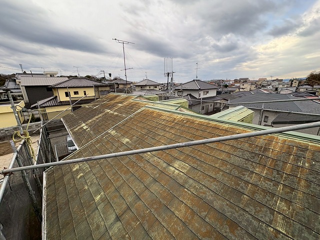 龍ケ崎市で色褪せとサビが広がった屋根を確認した屋根改修工事の現地調査｜街の外壁塗装やさん